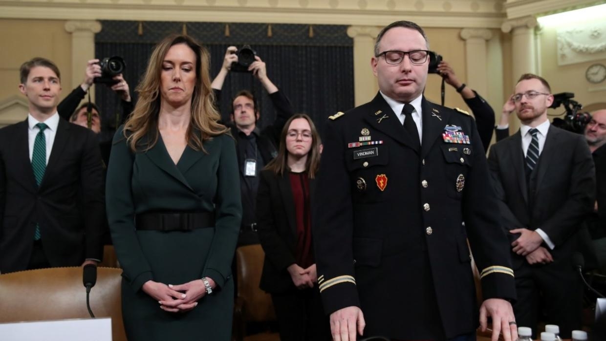 Jennifer Williams, conseillère spéciale du vice-président Mike Pence, et le lieutenant-colonel Alexander Vindmanse face à la commission du Renseignement de la Chambre des représentants à Washington, le 19 novembre 2019