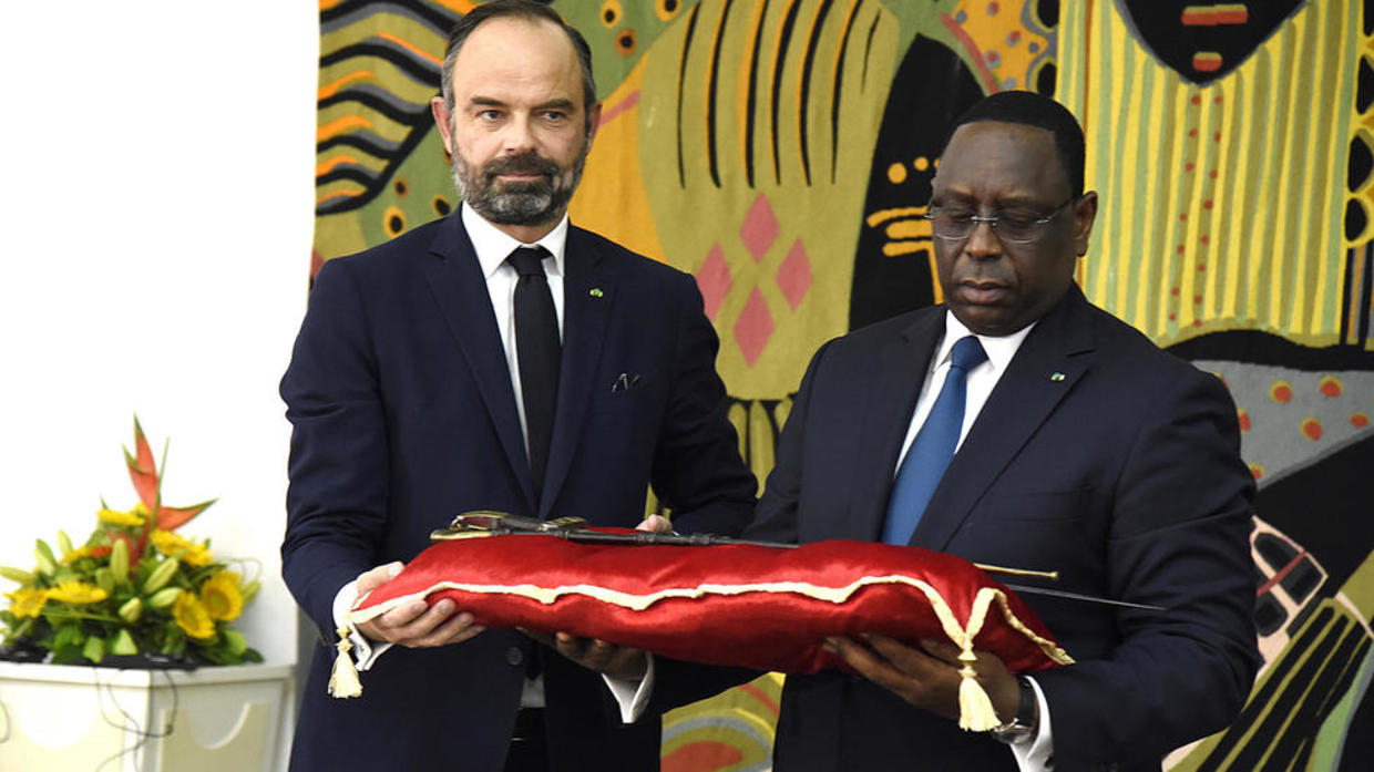 Au Sénégal, Edouard Philippe rend un sabre et vend des missiles