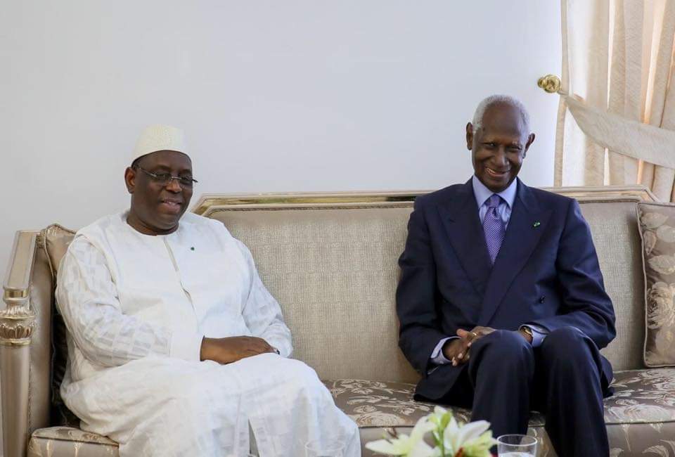 Le chef de l'Etat Macky Sall a rendu visite à l'ex Pr Abdou Diouf Le chef de l'Etat Macky Sall a rendu visite à l'ex Pr Abdou Diouf