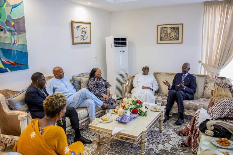 Le chef de l'Etat Macky Sall a rendu visite à l'ex Pr Abdou Diouf Le chef de l'Etat Macky Sall a rendu visite à l'ex Pr Abdou Diouf