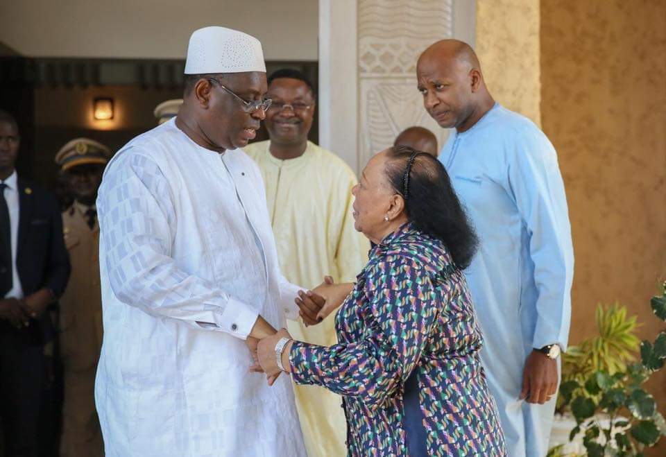 Le chef de l'Etat Macky Sall a rendu visite à l'ex Pr Abdou Diouf Le chef de l'Etat Macky Sall a rendu visite à l'ex Pr Abdou Diouf