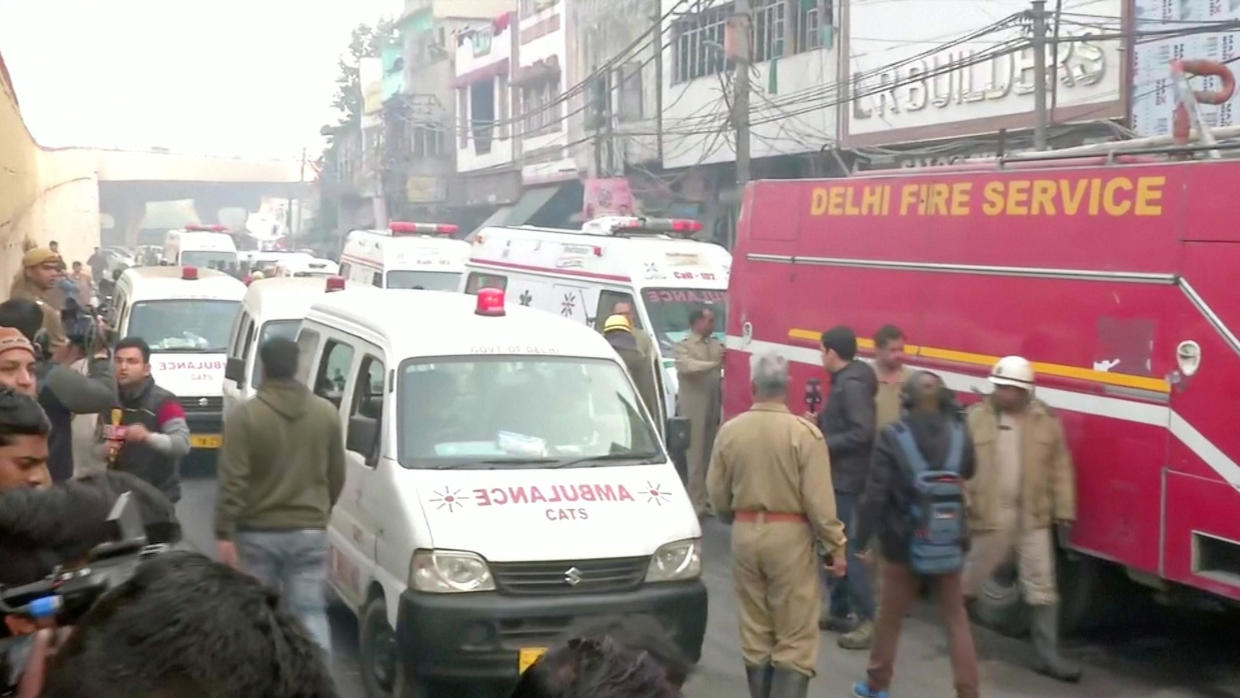 Des ambulances arrivent sur le lieu de l'incendie à New Delhi, en Inde, le 8 décembre 2019