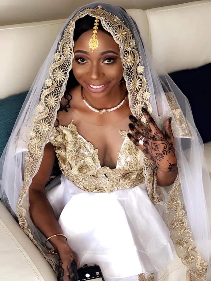 L'athlète Sénégalaise Adja Henriette se "pend" L'athlète Sénégalaise Adja Henriette se "pend"