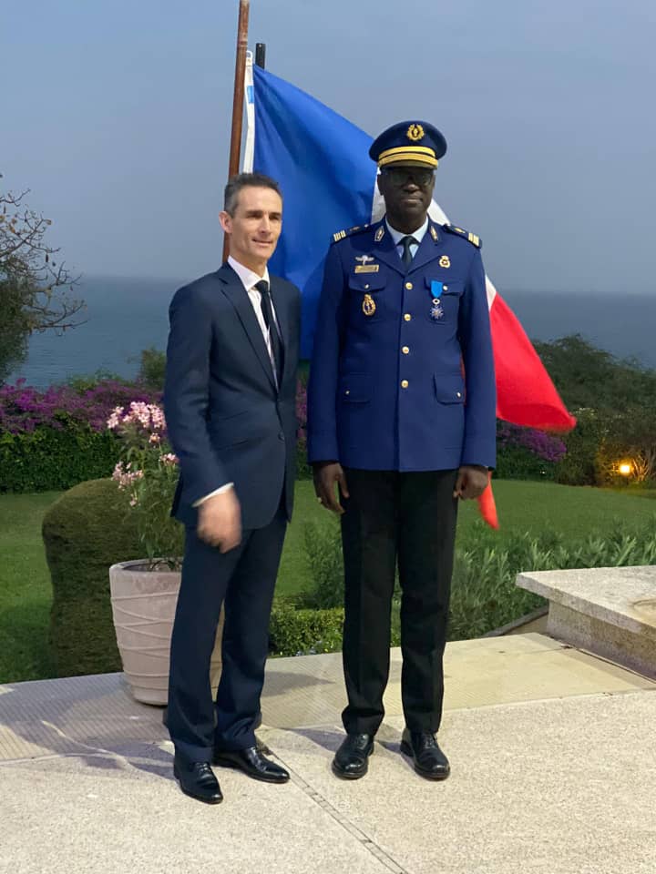 Le Colonel Daouda Diop Gouverneur militaire du Palais  élevé au Grade de chevalier de l'ordre du Mérite Français