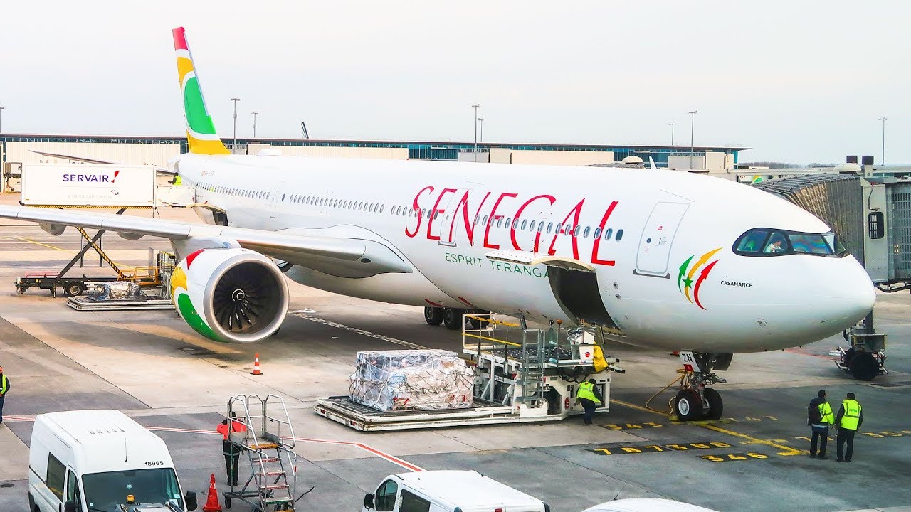L'avion d'AIR SENEGAL cloué au sol à Paris, des passagers bloqués depuis plus de 5 heures de temps dans la capitale Française...Air Sénégal surnommé "Air Inchallah"