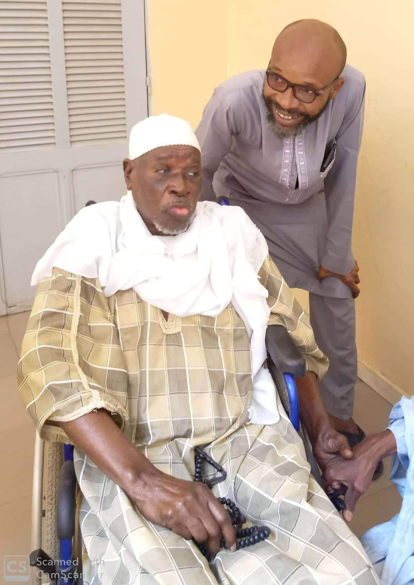 Seydou Hann posant avec leur défunt papa Seydou Hann posant avec leur défunt papa