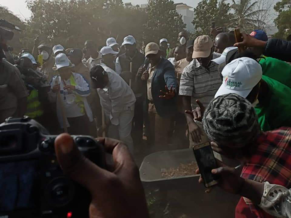 "Cleaning day"- Après avoir donné le ton, le couple Présidentiel du Sénégal a été la grande attraction (images exclusives)