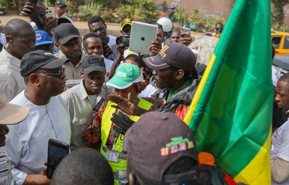 "Cleaning day"- Après avoir donné le ton, le couple Présidentiel du Sénégal a été la grande attraction (images exclusives) "Cleaning day"- Après avoir donné le ton, le couple Présidentiel du Sénégal a été la grande attraction (images exclusives)