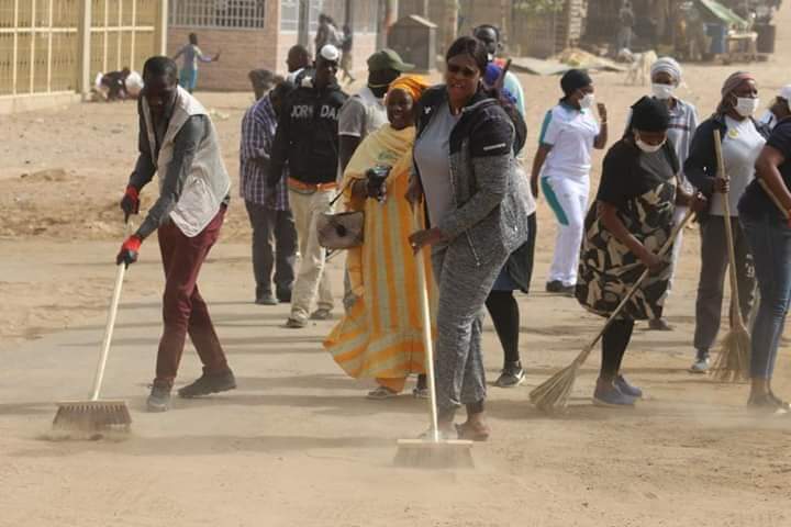 "Cleaning day" à Guédiawaye - Ces images exclusives du maire, Aliou Sall en compagnie de Mme le ministre de la Jeunesse et...