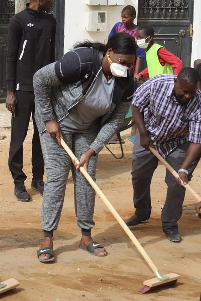 "Cleaning day" à Guédiawaye - Ces images exclusives du maire, Aliou Sall en compagnie de Mme le ministre de la Jeunesse et...