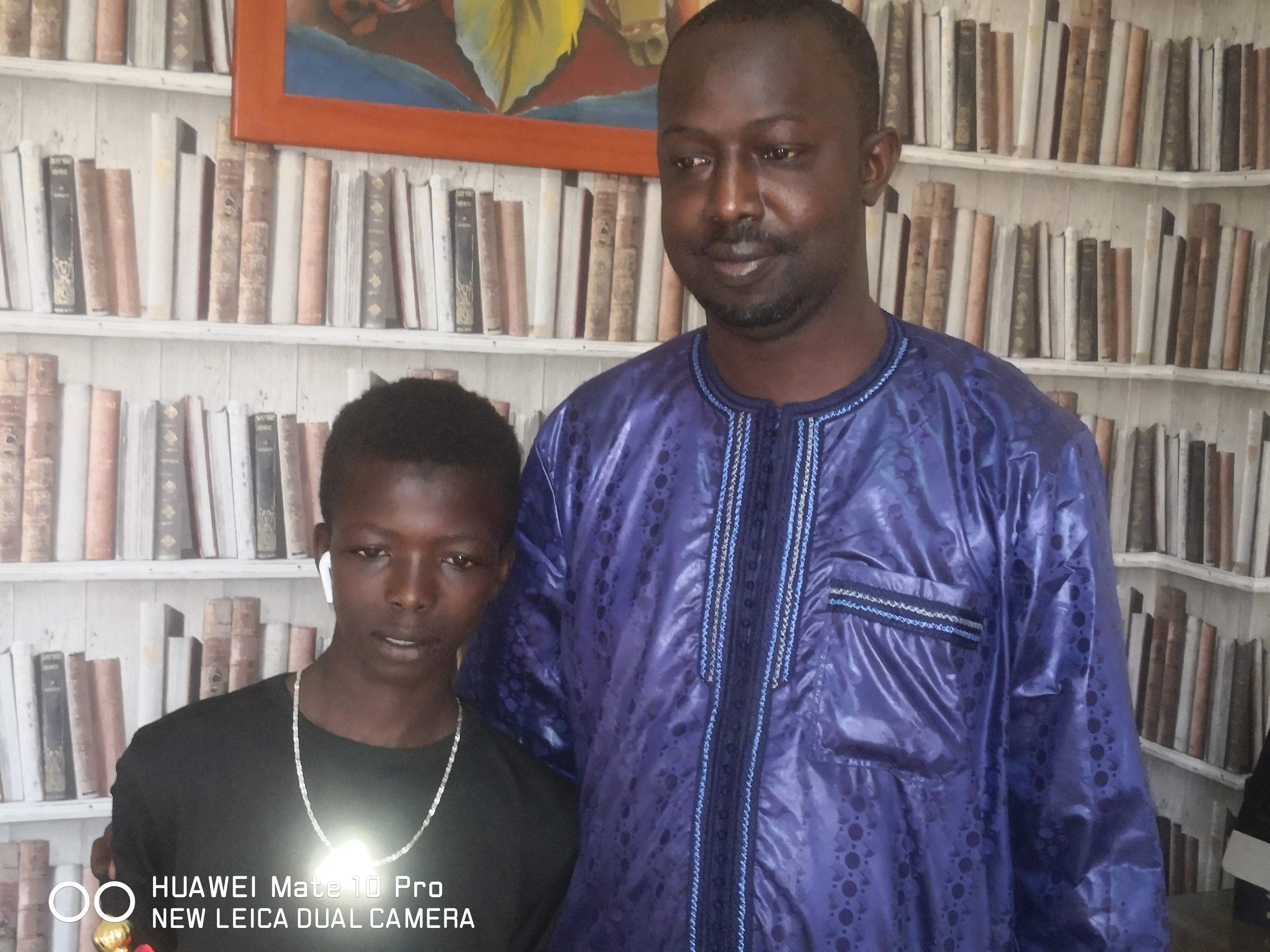Fallou Diop posant avec son patron Oumar Bao