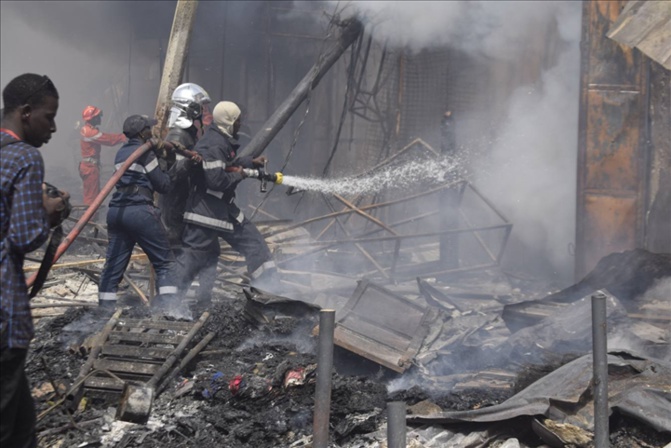 URGENT- L'usine Valdafrique sur Rufisque prend feu !