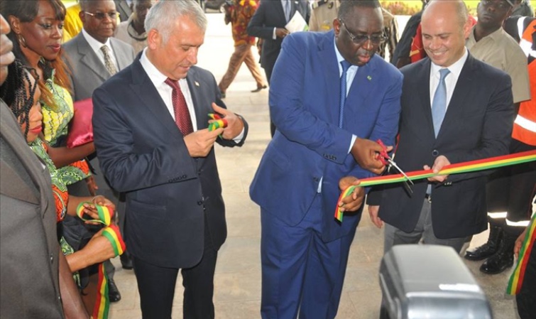 LA 1ère BOUGIE DE LA RÉÉLECTION SOUFFLÉE À LA CENTRALE ÉOLIENNE DE TAIBA NDIAYE