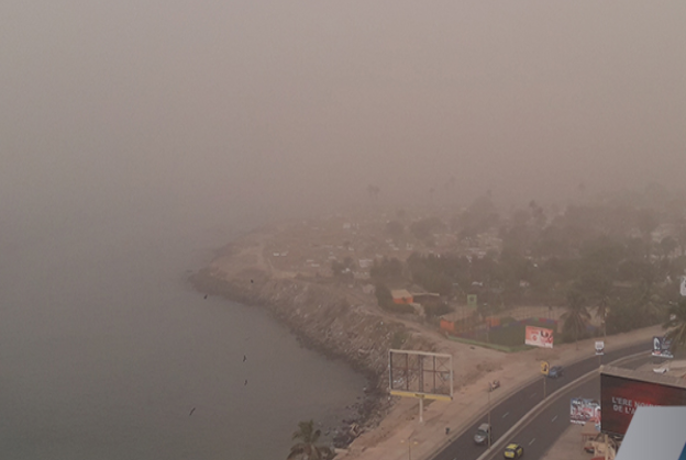 DAKAR SOUS UN NUAGE DE POUSSIÈRE