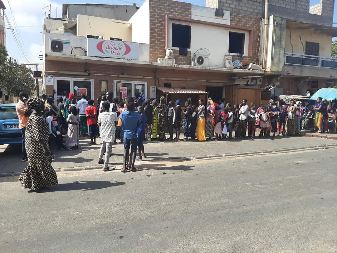Arrêt sur image! Les gens en longues files  indiennes devant les boulangeries Arrêt sur image! Les gens en longues files  indiennes devant les boulangeries