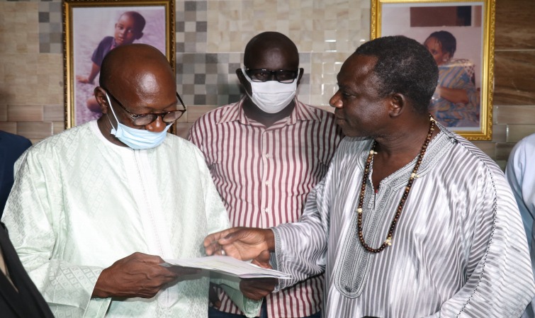 COVID-19 : THIONE SECK REMET SES FACTURES À ABDOULAYE DIOP