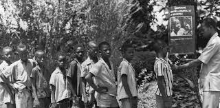 L’OMS, UNE HISTOIRE ENTRE COMBAT CONTRE LES MALADIES ET LUTTES D’INFLUENCE L’OMS, UNE HISTOIRE ENTRE COMBAT CONTRE LES MALADIES ET LUTTES D’INFLUENCE