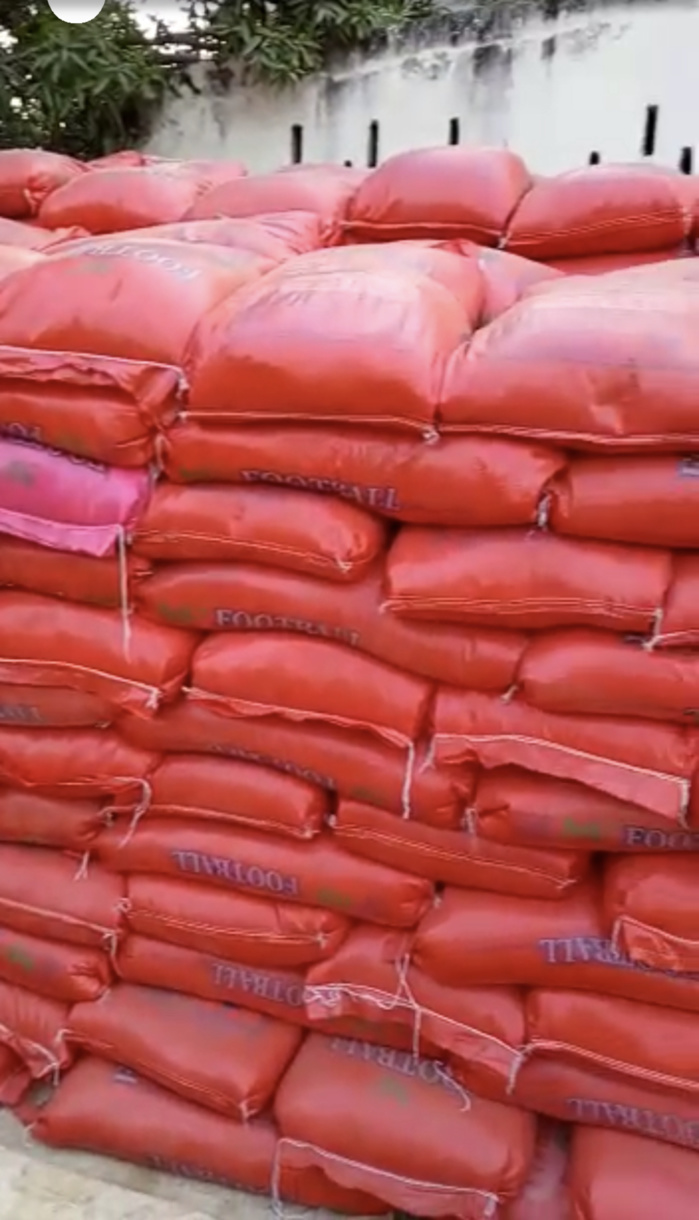 (IMAGES) KOLDA / Mameboye Diao dégaine 150 tonnes de riz, 10 t de sucre et 5.000 litres d'huile. (IMAGES) KOLDA / Mameboye Diao dégaine 150 tonnes de riz, 10 t de sucre et 5.000 litres d'huile.