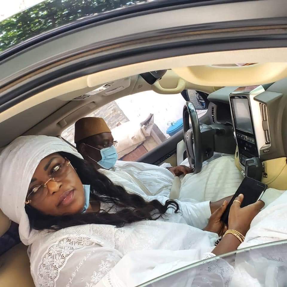 KORITÉ 2020 : Le président Macky Sall au volant, en compagnie de la première dame.