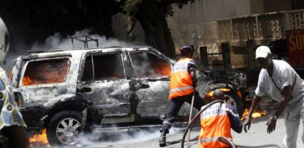 Émeutes à Pire : La voiture d’un magistrat caillassée, son épouse blessée