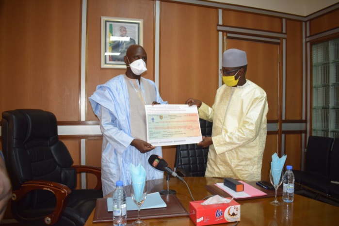 COVID-19 / Contribution aux efforts de l’Etat : Aly Ngouille Ndiaye donne 3,75 milliards. COVID-19 / Contribution aux efforts de l’Etat : Aly Ngouille Ndiaye donne 3,75 milliards.