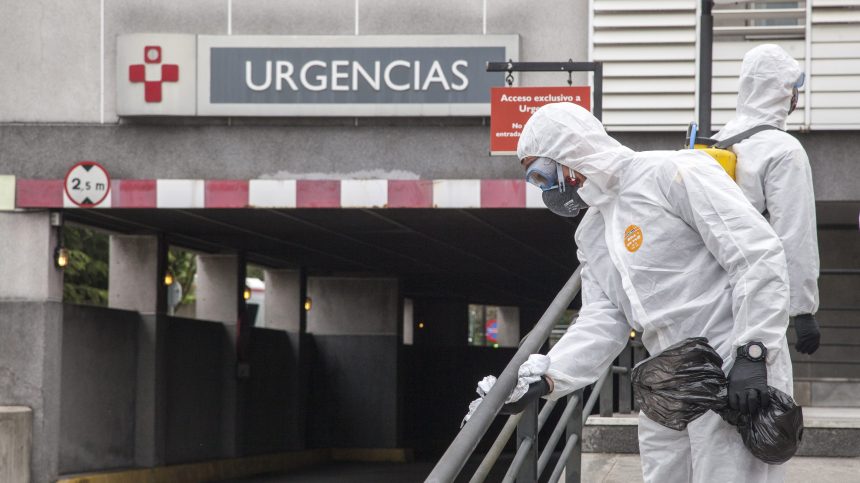 La pandémie de Covid-19 "continue de s'accélérer" dans le monde, alerte l'OMS