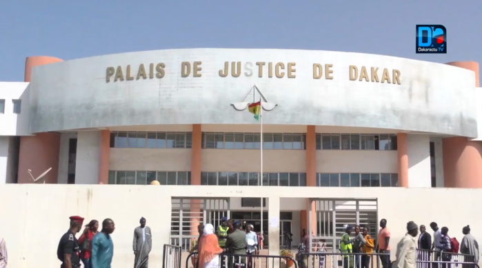 Affaire d’avortement : Cheikh Yérim Seck et les autres personnes citées conduits à la cave en entendant l’avis du procureur.