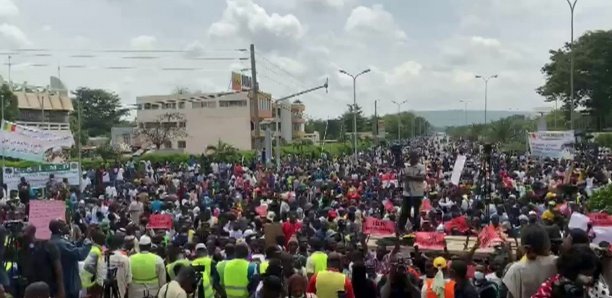 Mali : Les manifestants dans la cour de la télévision publique