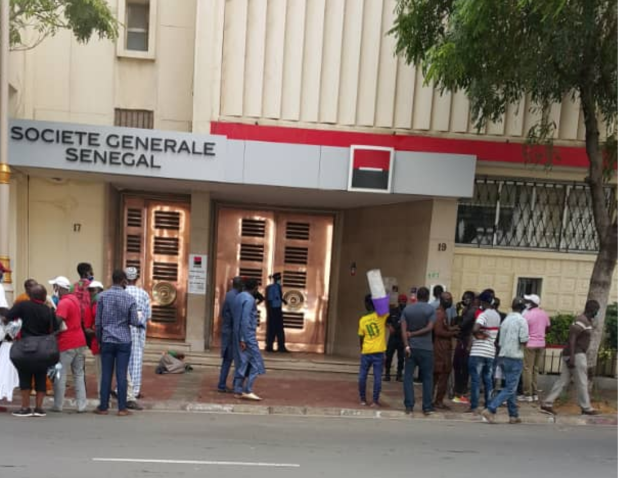 Centre-ville: une voiture dérape, pénètre dans l’agence SGBS et fait deux blessés légers Centre-ville: une voiture dérape, pénètre dans l’agence SGBS et fait deux blessés légers