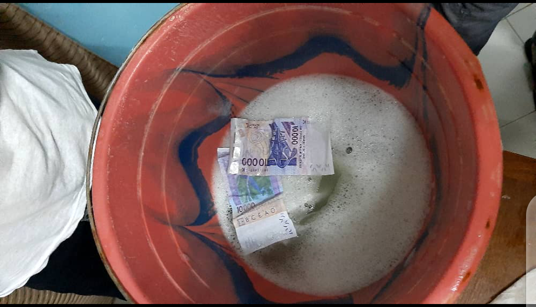 TROIS FAUSSAIRES TOMBENT AVEC 153 MILLIONS ET DU MATÉRIEL DE FAUX-BILLETS