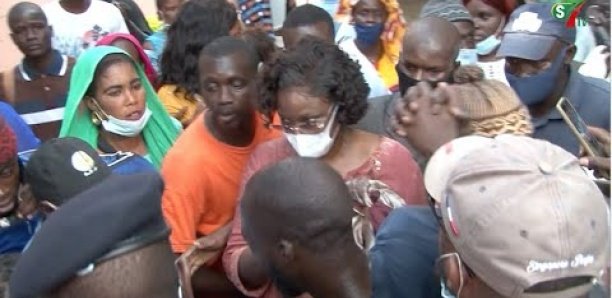Inondation: Marième Faye Sall bousculée par une foule en banlieue dakaroise