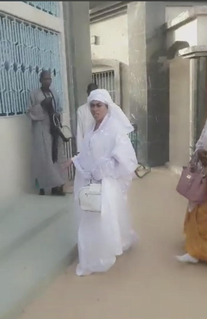 Veille de Magal- Sokhna Aïda Diallo poireaute des heures chez Serigne Cheikh Saliou Mbacké sans obtenir une audience ... Ce que Serigne Bass lui a dit...