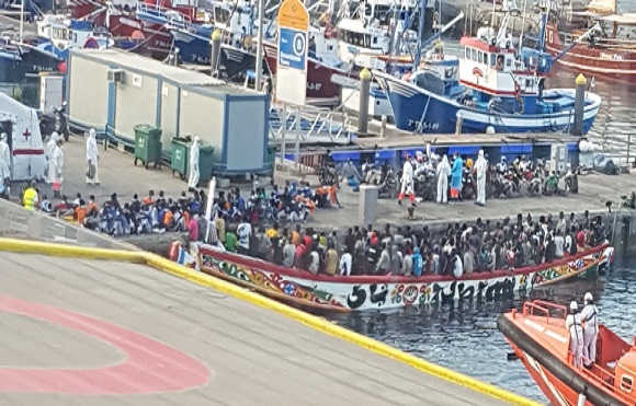 Scène spectaculaire en Espagne: Plus d’un millier de migrants africains arrivés aux îles Canaries en l’espace de 48 heures