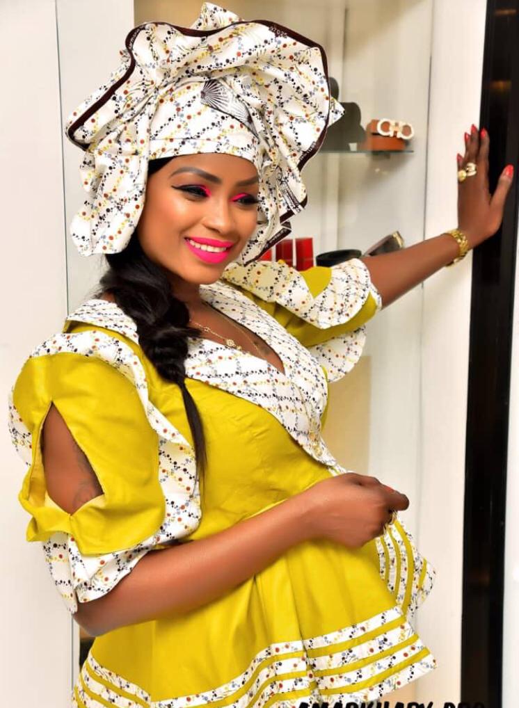 En prélude à son mariage avec la célèbre danseuse Mbathio Ndiaye, Baye Niass  offre comme "premier cadeau" une bague en ...diamant, la somme de... En prélude à son mariage avec la célèbre danseuse Mbathio Ndiaye, Baye Niass  offre comme "premier cadeau" une bague en ...diamant, la somme de...