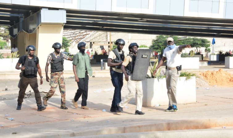 PHOTOS & VIDÉO - L’AMBASSADEUR DE GUINÉE A ÉTÉ EXFILTRÉ PAR LES AGENTS DE LA BIP