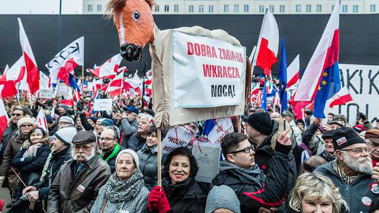 Droit à l'avortement : les Polonais descendent à nouveau dans la rue