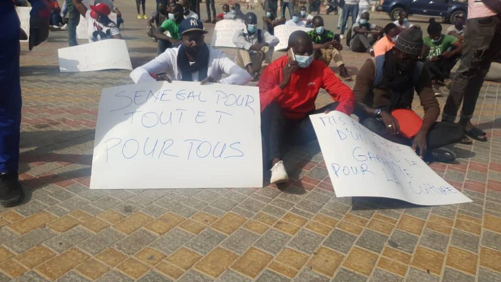 Suivez en Direct le Sit-in des artistes Suivez en Direct le Sit-in des artistes