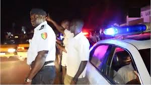 Deuxième nuit de couvre-feu : Médina, Grand-Dakar retrouvent leur calme, des agresseurs profitent de la situation à Diamaguène et Fass, jet de pierres aux HLM sur les policiers et quelques arrestations
