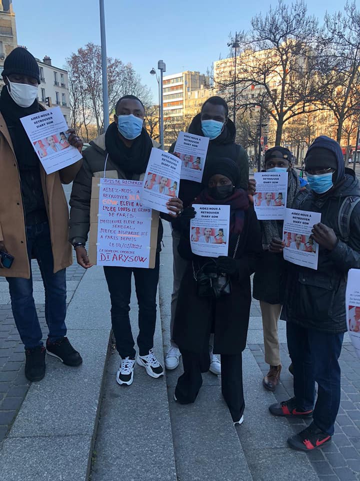 DIARY SOW:  Des Sénégalais de France arpentant les rues de la capitale française pour distribuer des flyers.