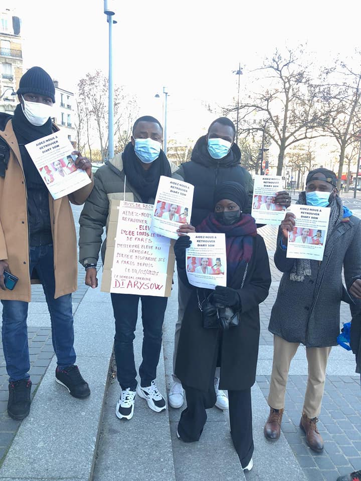 DIARY SOW:  Des Sénégalais de France arpentant les rues de la capitale française pour distribuer des flyers.