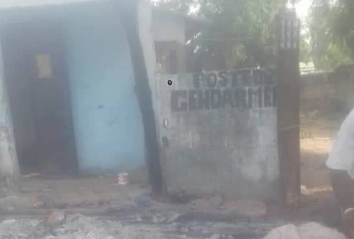 Diaobé : la Brigade de Gendarmerie attaquée puis incendiée, les prisonniers libérés (photos)