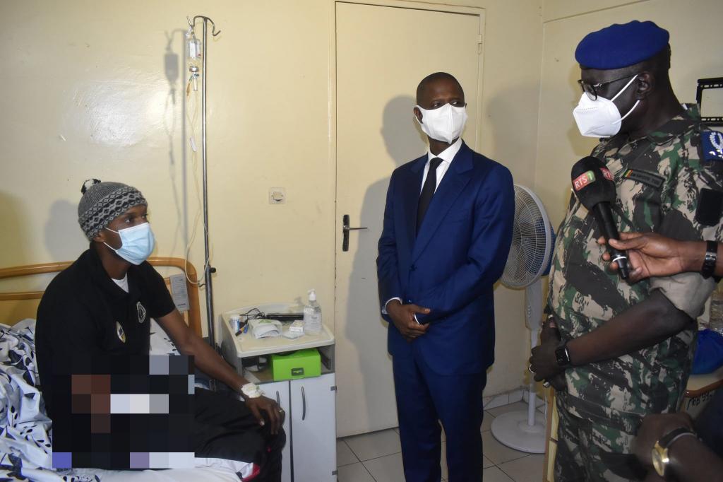Félix Diome rend visite aux blessés Le ministre de l’intérieur a rendu visite aux personnes blessées durant les manifestations