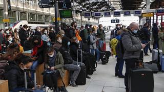 Covid-19 : Paris se vide de ses habitants, le vaccin AstraZenaca reprend du service