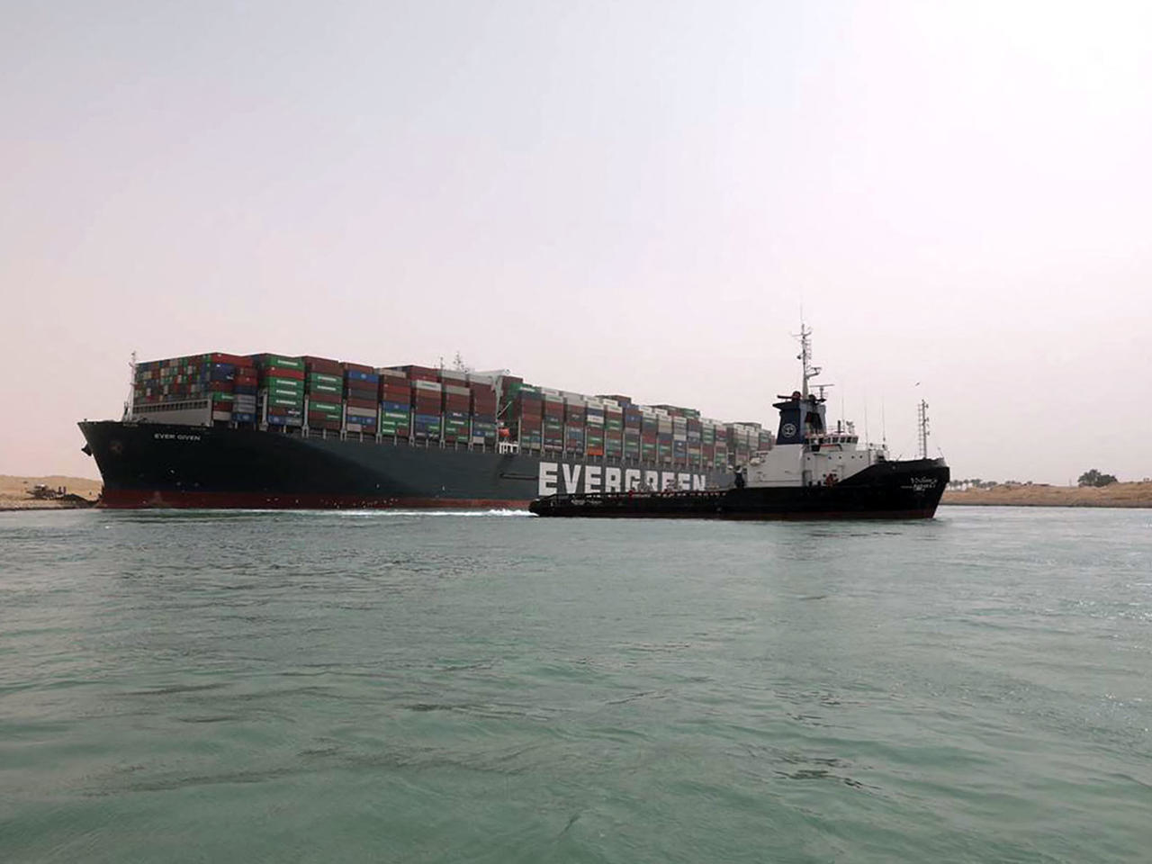 Canal de Suez : le porte-conteneurs "Ever Given" remis à flot, le trafic reprend