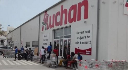 Saccage de ses magasins : Auchan traine en justice ses employés dont une femme enceinte