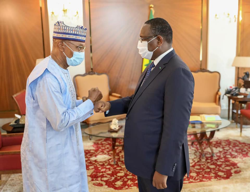 Au terme de sa mission,  Mohamed Ibn CHAMBAS décoré par le Pr Macky Sall