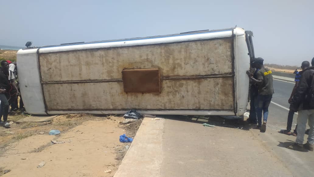 ACCIDENT SUR LA VDN3, UN BUS TATA SE RENVERSE