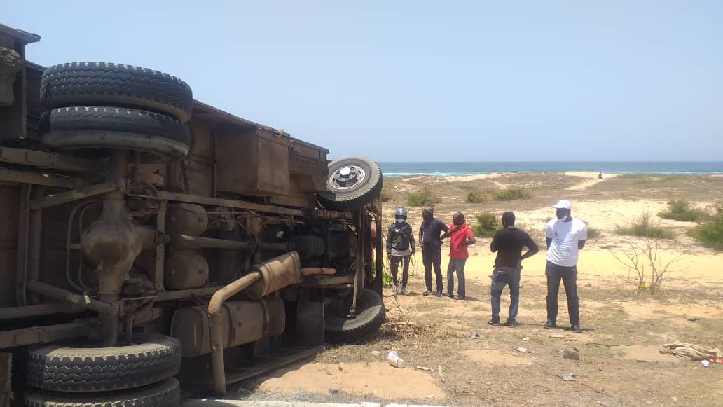 ACCIDENT SUR LA VDN3, UN BUS TATA SE RENVERSE