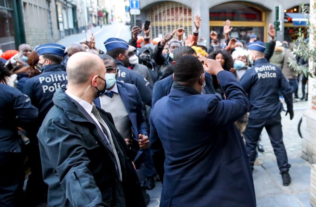 Visite de Macky Sall en Belgique – Le frère de Me Djibril War pris à partie et blessé par des manifestants sénégalais en colère