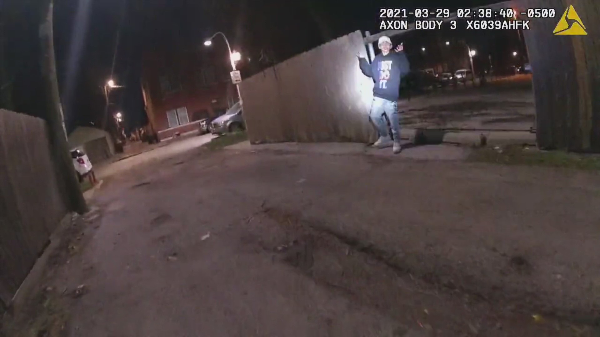 Chicago sous le choc face à la vidéo d'un adolescent de 13 ans abattu par la police (ÂMES SENSIBLES S'ABSTENIR)